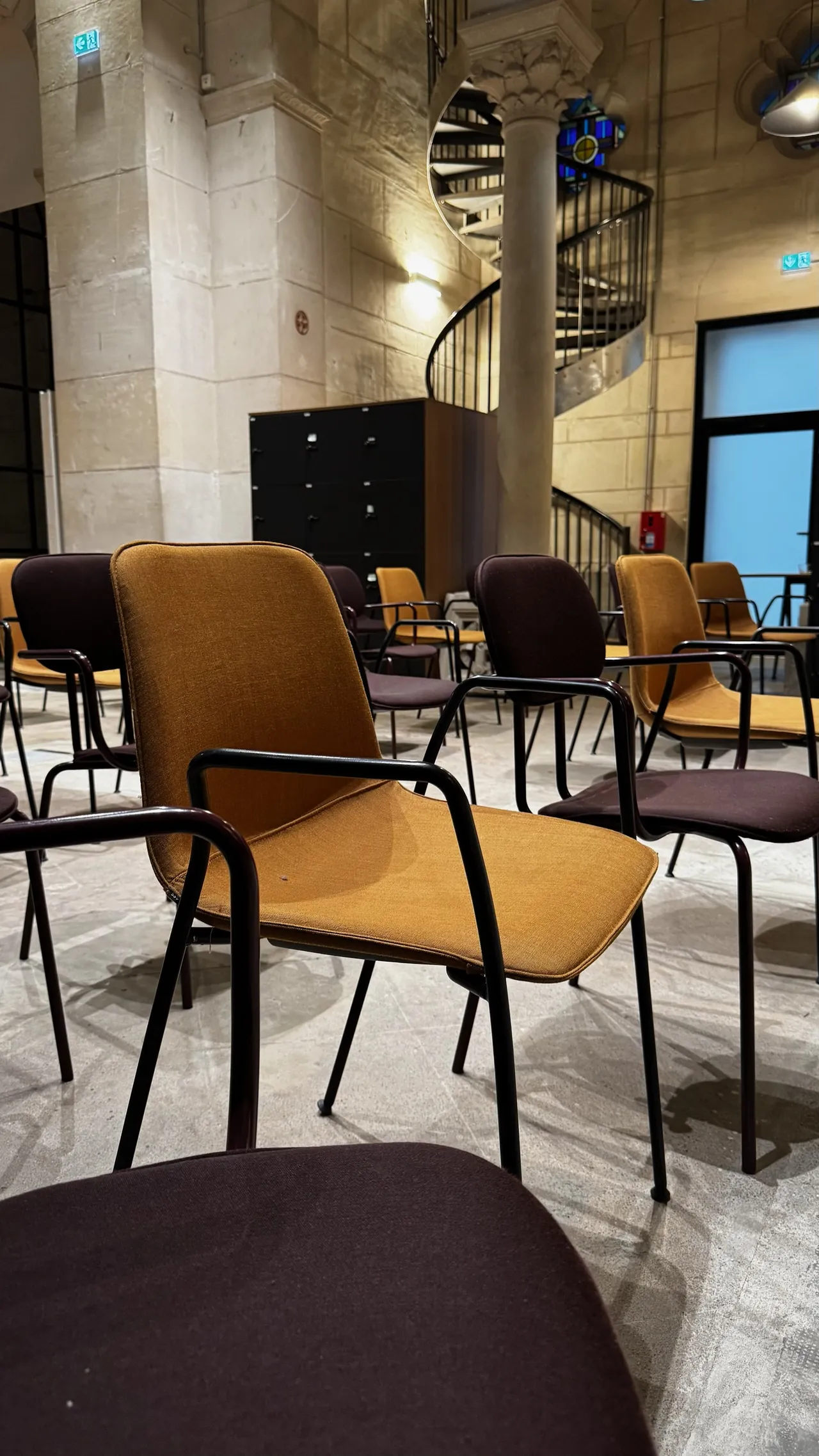 Soirée d'entreprise à Nantes : rangées de chaises dans la nef de la chapelle