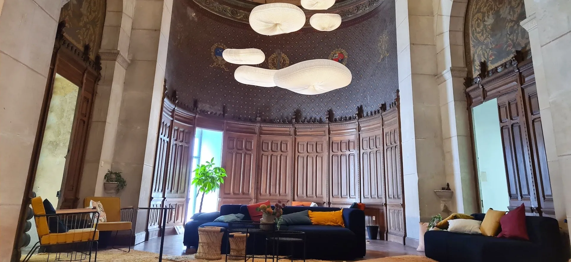 Décor de tournage à Nantes : le salon des fresques de l'abside, rond et boisé