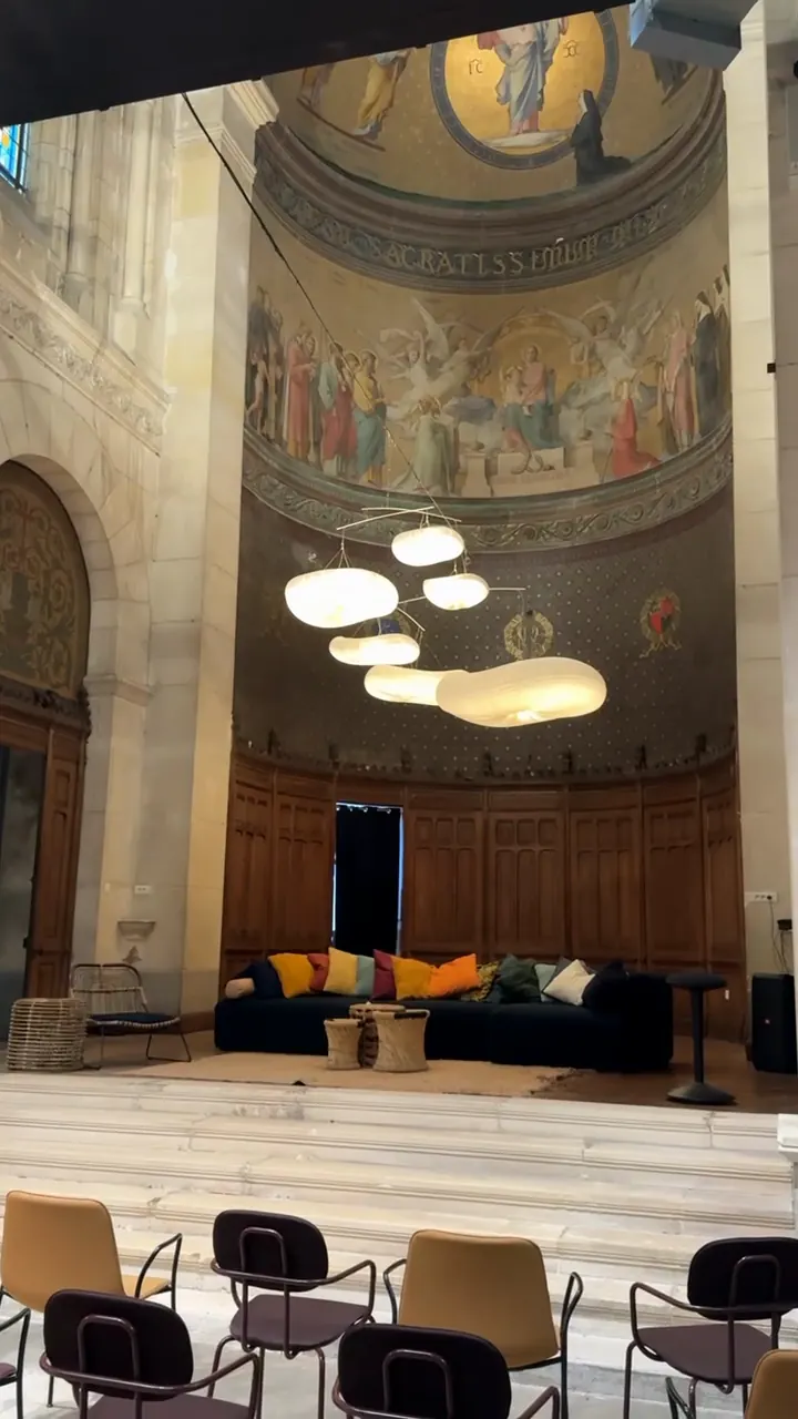 La nef, l'abside aux fresques et les suspensions lumineuses, vues depuis les chaises de la plénière