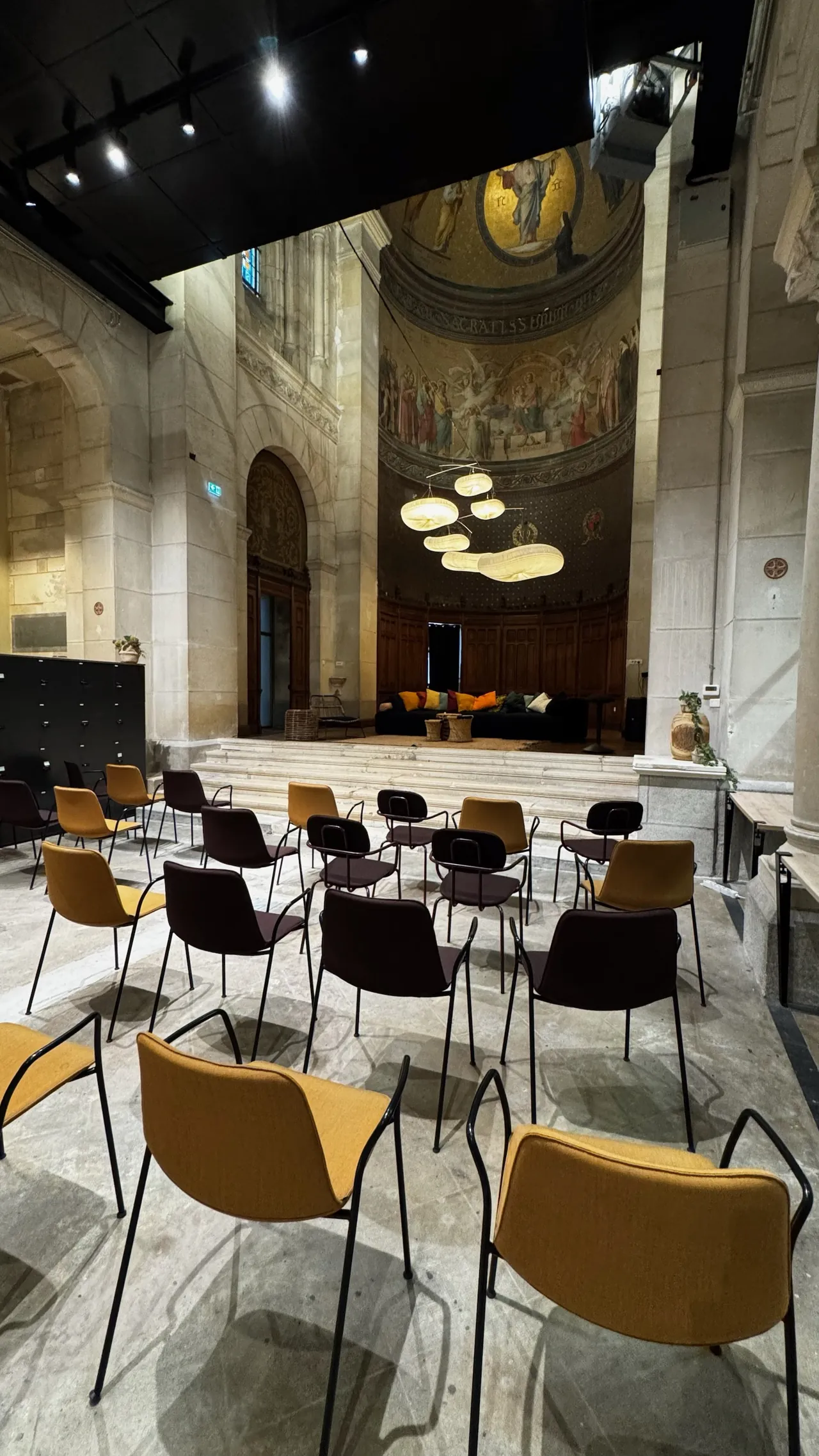 Lieu avec traiteur à Nantes : la nef aménagée pour un repas assis face à l'abside