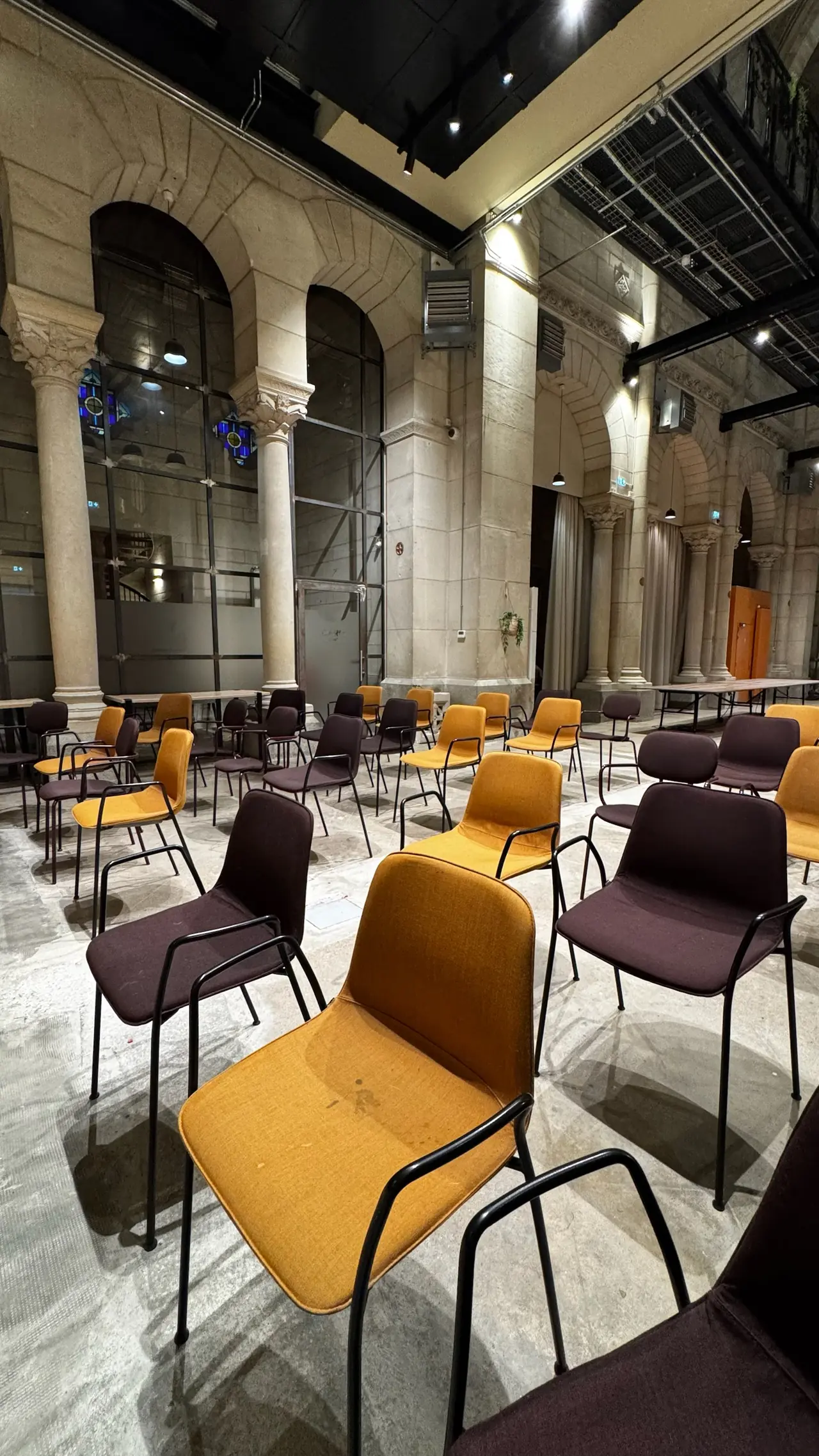 Location de salle pour anniversaire à Nantes : le rez-de-chaussée de la chapelle sous les fresques