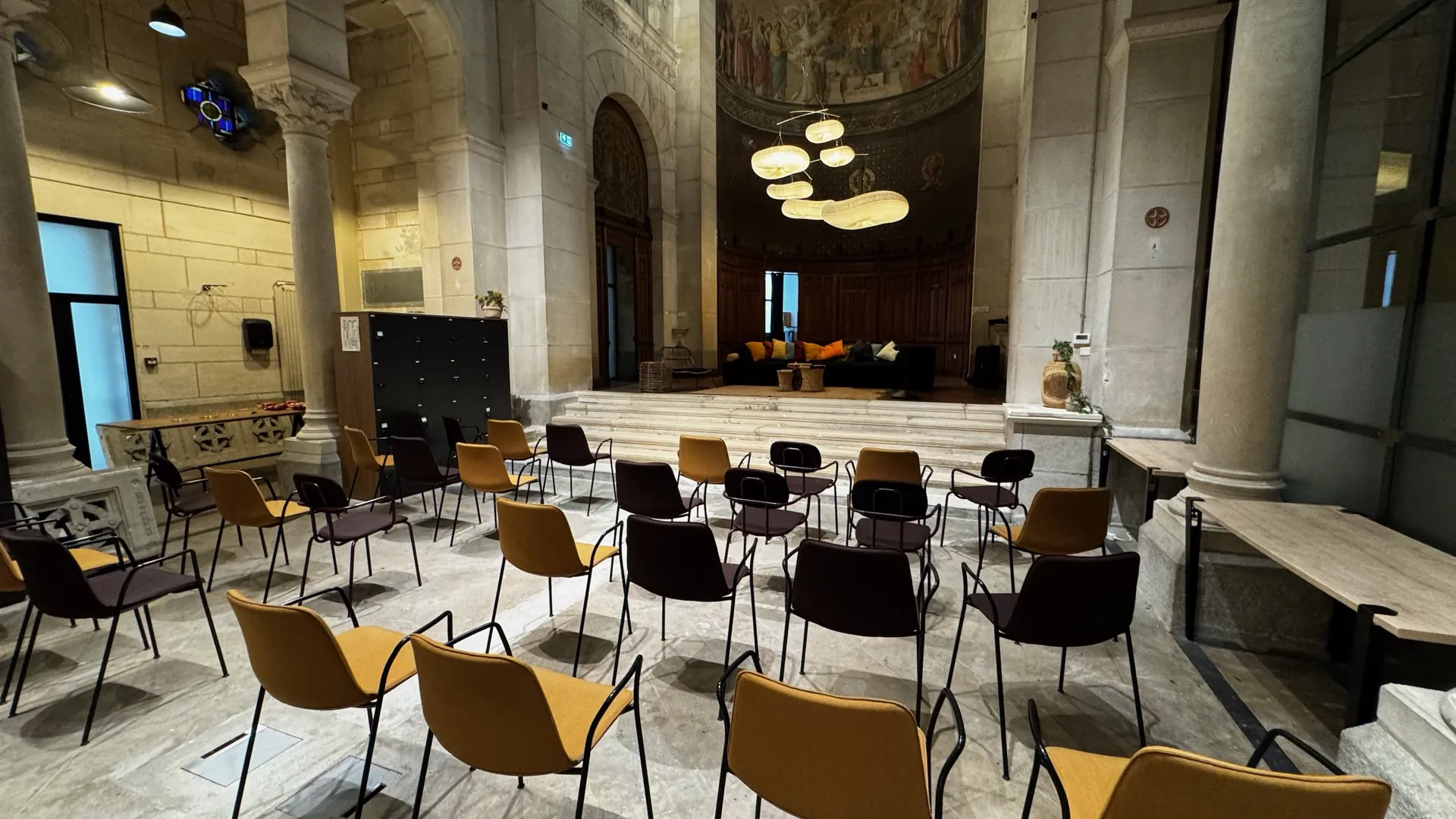 Soirée d'entreprise à Nantes : la nef de la chapelle aménagée pour jusqu'à 100 invités