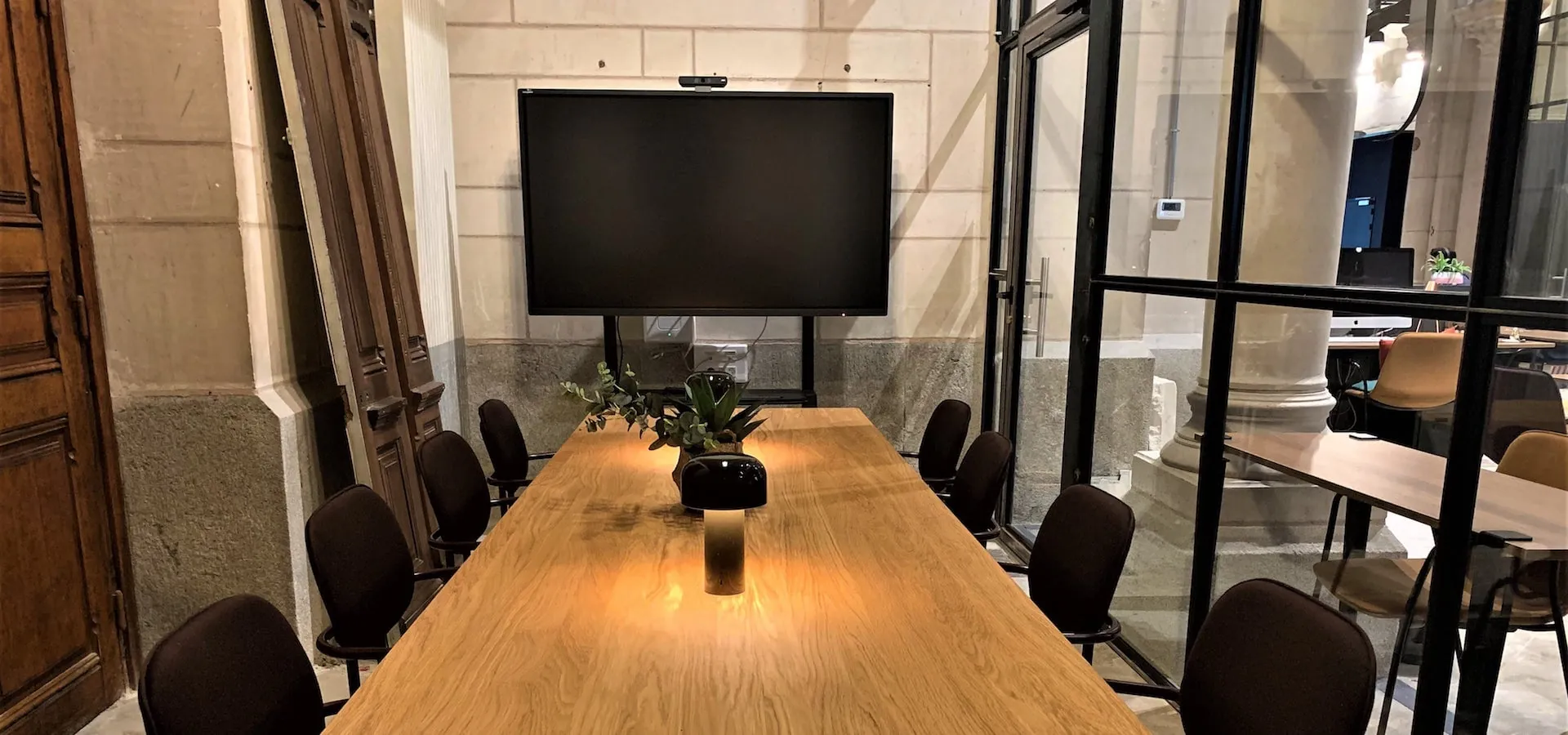 Salle de réunion vitrée à Nantes centre, au rez-de-chaussée, avec écran