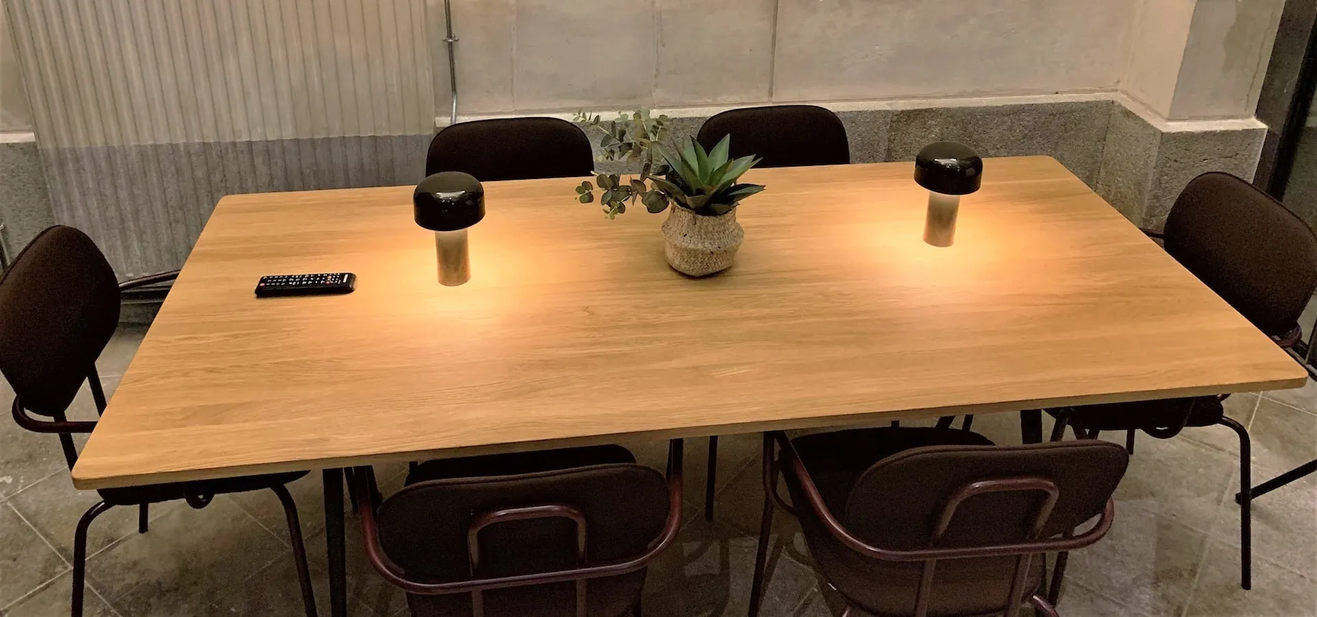 Location de salle de réunion à Nantes : table de réunion sous les vitraux